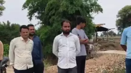 देवास: ग्राम पोलाय जागीर में शासकीय भूमि पर पुलिया निर्माण की ग्रामीणों ने कलेक्टर से की शिकायत