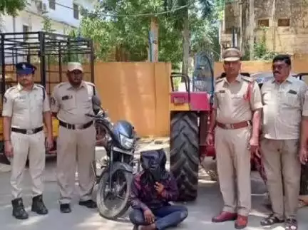 రైల్వేకోడూరులో ఒక దొంగ అరెస్ట్ ట్రాక్టర్, బైకు స్వాధీనం
