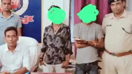 बक्सर: बक्सर रेलवे स्टेशन से 2 अपराधी गिरफ्तार, चोरी का सामान और ब्लेड बरामद