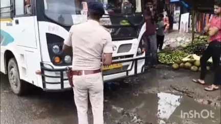 हिसुआ: हिसुआ के रोड पर गाड़ी लगाने वाले के खिलाफ एक्शन में हैं हिसुआ पुलिस, SI धर्मवीर कुमार ने बस का कटा ₹22,000 का फाइन