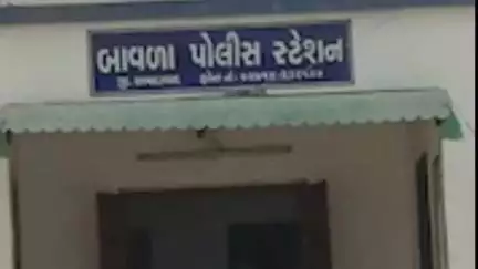 બાવળા: બાવળા ખાતે ડરણ રોડ પરથી વિદેશી દારૂની 12 બોટલ સાથે એક ઈસમ ઝડપાયો
