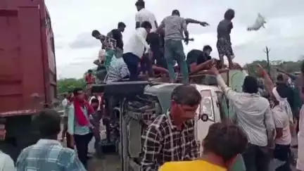 साजा: टेमरी में मुर्गियों से भरा वाहन पलटा, चालक को बचाने के बजाय लोग मुर्गियां लूटकर भागने लगे, वीडियो हुआ वायरल