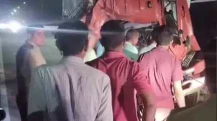 खागा: खागा NH2 में तेज रफ्तार DCM ट्रक के पीछे घुसी, चालक की केबिन में फंसकर हुई दर्दनाक मौत, खागा के सांई ढाबा की घटना