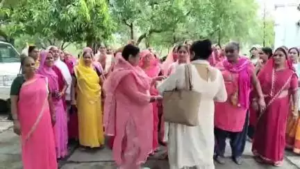 महोबा: कलेक्ट्रेट में आंगनबाड़ी कार्यकत्रियों ने मानदेय वृद्धि समेत 11 सूत्रीय मांगों को लेकर किया प्रदर्शन, दिया ज्ञापन