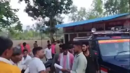 बिसवां: रामपुर कला क्षेत्र में सड़क दुर्घटना में घायल की उपचार के बाद मौत, नाराज परिजनों ने सड़क जाम कर किया प्रदर्शन