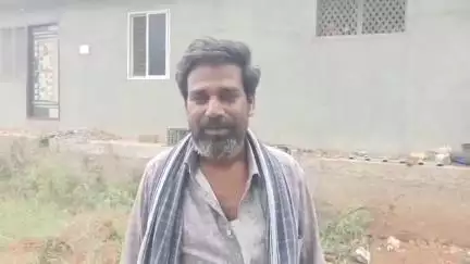 బైక్ పడిపోయింది అంటూ హెల్ప్ చేయండి అంటూ జగ్గంపేటలో ఓ డ్రైవర్ వద్ద సెల్ఫోన్ కొట్టేశారు