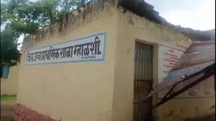 सेनगाव: वादळी वाऱ्यामुळे म्हाळशी येथील जिल्हा परिषद प्राथमिक शाळेवरील पत्रे उडाली, सुदैवाने जीवितहानी टळली