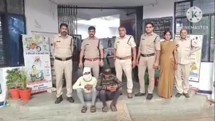 पिछोर: पिछोर थाना पुलिस ने अवैध शराब परिवहन मामले में फरार दो इनामी आरोपियों को किया गिरफ्तार