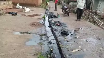 नईगढ़ी: नईगढ़ी जनपद  के अकौरी ग्राम पंचायत के तारी खास  में नाली में फैली गंदगी नरकीय जिंदगी जीने को मजबूर ग्रामीण#jansamashya