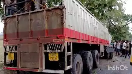 सिकंदरा: बलुआडीह गांव के पास पेड़ से टकराया गिट्टी लदा ट्रक, चालक और उपचालक घायल