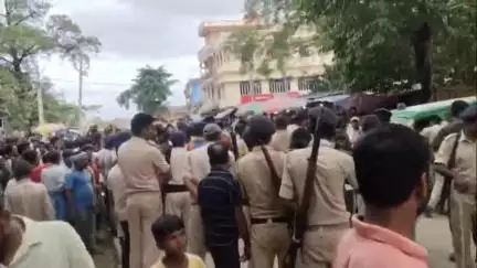 मैनाटांड़: इंटर की छात्रा की संदिग्ध मौत, परिजनों ने शव रखकर किया सड़क जाम, दुष्कर्म के बाद हत्या का आरोप