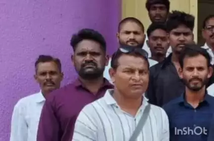 चिमूर: गावाला जोडणाऱ्या मार्गाला रस्ता क्रमांकाची देण्याची मागणी चिमूर तहसीलदारांना निवेदन