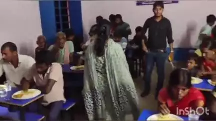 हिलसा: सोहरापुर गांव में बाढ़ पीड़ितों के लिए प्रशासन द्वारा सामुदायिक भोजनालय की व्यवस्था, सीओ व बीपीआरओ मौजूद रहे