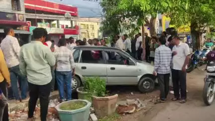 జగిత్యాల: పట్టణంలో తప్పిన ప్రమాదం...డివైడర్ ఎక్కి చెట్టును ఢీకొన కారు.
