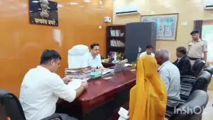 मधुबनी: जिलाधिकारी आनंद शर्मा ने जनता दरबार में 48 फरियादियों की समस्याएं सुनीं