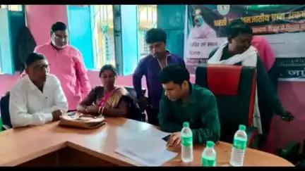 फतेहपुर: खामारबाद पंचायत में धरती आबा जनजातीय ग्राम उत्कर्ष अभियान आयोजित, प्रखंड विकास पदाधिकारी सहित सीओ मौजूद