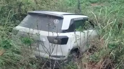 सिराथू: कार चलते समय ड्राइवर को आई नींद, चूहा पीरन गांव के मोड़ के पास खाई में गिरी ब्रेज़ा कार, लोग बाल-बाल बचे