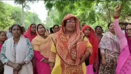 फतेहपुर: नहर कालोनी में आंगनबाड़ी कार्यकत्रियों ने किया प्रदर्शन, सरकार ने राशन दिया लेकिन ईंधन नहीं दिया, DM को सौंपा ज्ञापन