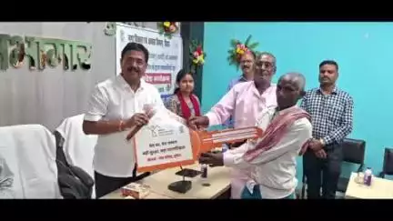 सुपौल: नगर परिषद के सभागार में प्रधानमंत्री आवास योजना के तहत बने नए आवासों के लाभार्थियों को चाबी वितरण