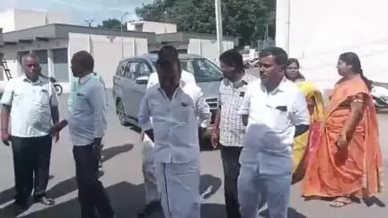 ஓசூர்: எம்.ஜி.ஆர் மார்க்கெட்டில்
கடை உரிமையாளர்களிடம் சாவி ஒப்படைக்கும் நிகழ்ச்சி மேயர்,துணை மேயர் பங்கேற்பு