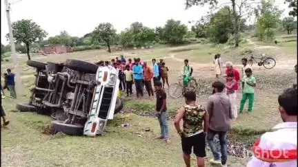 देवरी: देवरी थाना क्षेत्र के नवादा गांव के पास प्लाई लदा पिकअप वैन अनियंत्रित होकर पलटा
