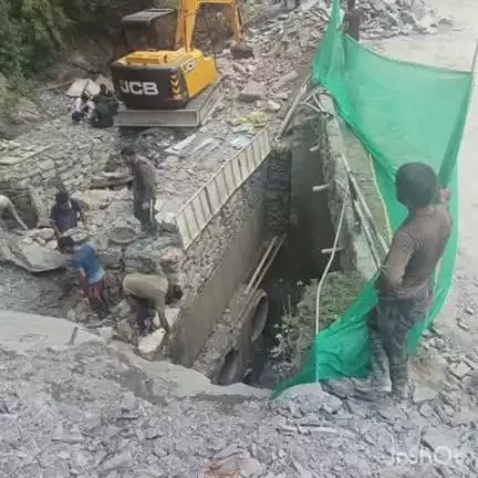 ठियोग: सैंज माईपुल सड़क में युद्धस्तर पर काम जारी, कार्य पूरा होने के बाद नेरीपुल से सोलन तक जाने वाले वाहनों को मिलेगी राहत