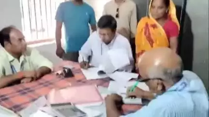 मैनाटांड़: पंचायत उप चुनाव को लेकर नामांकन के अंतिम दिन उमड़ी भीड़