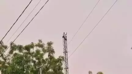 ओसियां: एफआईआर दर्ज नहीं होने पर एक सरपंच चढ़ा ओसिया थाने में लगे वॉयरलैस ट्रांसमिशन टावर पर