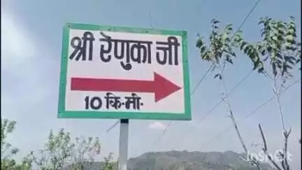 ददाहू: रेणुका जी में पत्थर के ट्रक ओवरलोड विभाग कार्रवाई करने में नाकाम कुछ ट्रक इसमें नेता के बताए जाते हैं