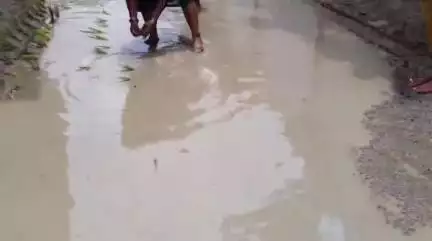 लालगंज: मैनीपुर में सड़क की बदहाली को लेकर ग्रामीणों ने किया अनोखा विरोध प्रदर्शन, धान की रोपाई कर प्रशासन का ध्यान आकृष्ट कराया