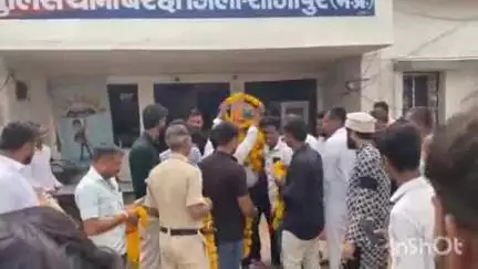 शाजापुर: बेरछा थाने में पदस्थ पुलिसकर्मियों का स्थानांतरण होने पर थाना परिसर में दी गई भावभीनी विदाई