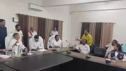 मुगलसराय: चंदौली के मिल्कीपुर बंदरगाह से विस्थापन का विरोध, सपा सांसद-विधायक ने DM से कहा- 70% निषाद परिवारों की रोजी-रोटी प्रभावित