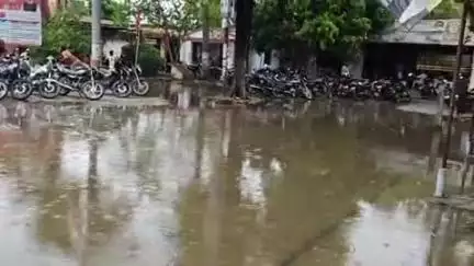 करछना: यमुनापार क्षेत्र में तेज बरसात के कारण करछना तहसील परिसर हुआ जलमग्न