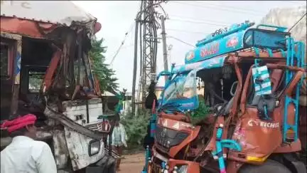 इंद्रगढ़: लाखेरी क्षेत्र में 2 अलग-अलग हादसों में 3 लोग हुए घायल, ब्रेक न लगने से 2 ट्रकों में हुई आमने-सामने टक्कर