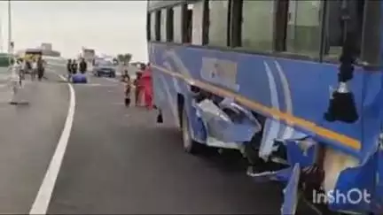 गोपालगंज: बंजारी मोड़ के पास एलिवेटेड कॉरिडोर पर दो बसों की टक्कर, एक बस क्षतिग्रस्त और छह यात्री घायल