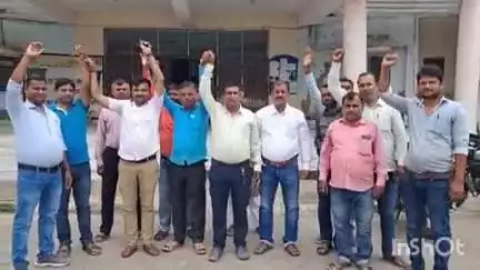 मधेपुर: सगासा संघर्ष समन्वय समिति के आह्वान पर मधेपुर में आवास कर्मियों की सांकेतिक हड़ताल