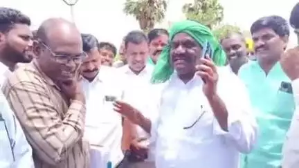 పెద్దవూర: రేషన్ కార్డుల పంపిణీపై మంత్రితో తుంగతుర్తిలో ఫోన్లో మాట్లాడిన MLA మందుల సామేలు