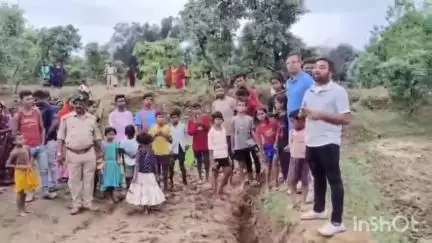 कोरबा: कोरबा वनमंडल अंतर्गत लमरू रेंज में किंग कोबरा का सफल रेस्क्यू, वन विभाग एवं नोवा नेचर वेलफेयर सोसाइटी की संयुक्त पहल