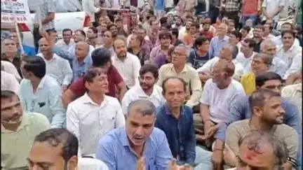 પુણા: કતારગામમાં ટીપી 49,50,51 માં પાલિકાનું રિઝર્વેશન,હટાવવાની માંગ સાથે લોકોનો પાલિકાની મુખ્ય કચેરીએ મોરચો#jansamsya