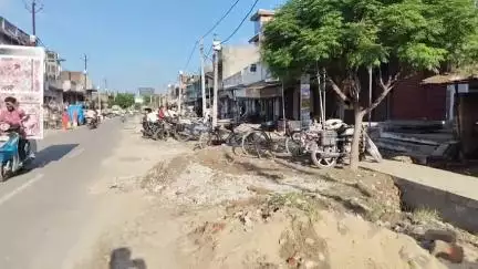 महाराजगंज: घुघली नगर पंचायत में नाला निर्माण के कारण लग रहा जाम, सड़क पर पसरी गिट्टी से हो रही दुर्घटनाएं