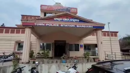 ବରଗଡ: ହାଟପଦା ରାସ୍ତାରେ ବେଆଇନ ମଦ ବିକ୍ରି ଉପରେ ଚଢ଼ାଉ