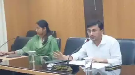 मुशहरी: सरकारी योजनाओं में बाधाओं को लेकर डीएम ने समाहरणालय में प्रशासनिक अधिकारियों के साथ की बैठक