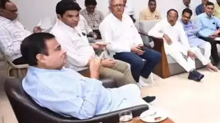 उमरेड: वेकोली परिसरातील जागेवर विद्यूत प्रकल्प उभारण्यासंदर्भात केंद्रीय मंत्री नितीन गडकरी यांनी घेतली बैठक