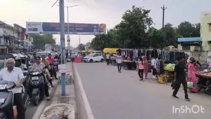 વિસનગર: ડોસાભાઈ બાગ પોલીસ ચોકીથી ત્રણ દરવાજા ટાવર રોડ પર એક સાઈડ કામ ચાલુ હોવાથી બીજી બાજુ ટ્રાફિક જામ સર્જાયો