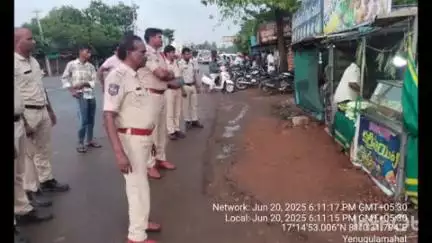 అశ్వారావుపేట: దమ్మపేట మండల పరిధిలోని మందలపల్లి లో దుకాణదారులతో సమావేశం నిర్వహించిన స్థానిక పోలీసులు