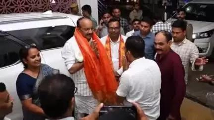 सिराथू: योग दिवस में शामिल होने आए राज्य मंत्री दिनेश प्रताप सिंह का सयारा गेस्ट हाउस में डीएम और एसपी ने किया स्वागत