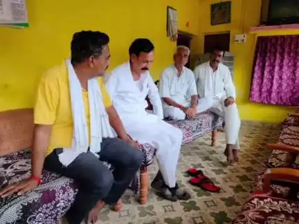 सुठालिया: नेठाठरी में कांग्रेस नेता हेमराज कल्पनलाल ने जिला सहकारी बैंक के पूर्व अध्यक्ष से मुलाकात की
