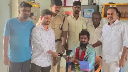 రాయదుర్గం: పట్టణంలో తనకు దొరికిన ఐ ఫోన్ ను రైల్వే అధికారుల ద్వారా పోగొట్టుకొన్న వ్యక్తికి అప్పగించి నిజాయితీ చాటుకున్న ఆటో డ్రైవర్