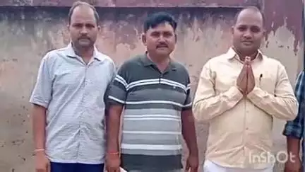 राजापाकर: राजापाकर प्रखंड कार्यालय में पंचायत उप चुनाव के लिए सात उम्मीदवारों ने नामांकन पर्चा भरा
