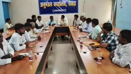 शिवाजी नगर: रोसड़ा अनुमंडल सभागार में आगामी चुनाव को लेकर राजनीतिक दलों के प्रतिनिधियों और पदाधिकारियों के साथ बैठक